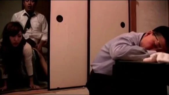 Japanese wife fucked next to husband (Full: bit.ly/2PhtJTr)