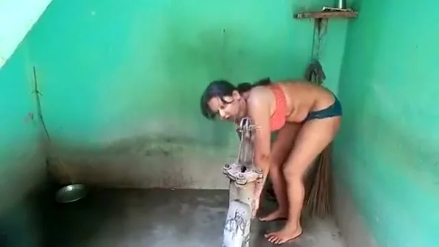 desi village bhabhi najmi washing clothes 1