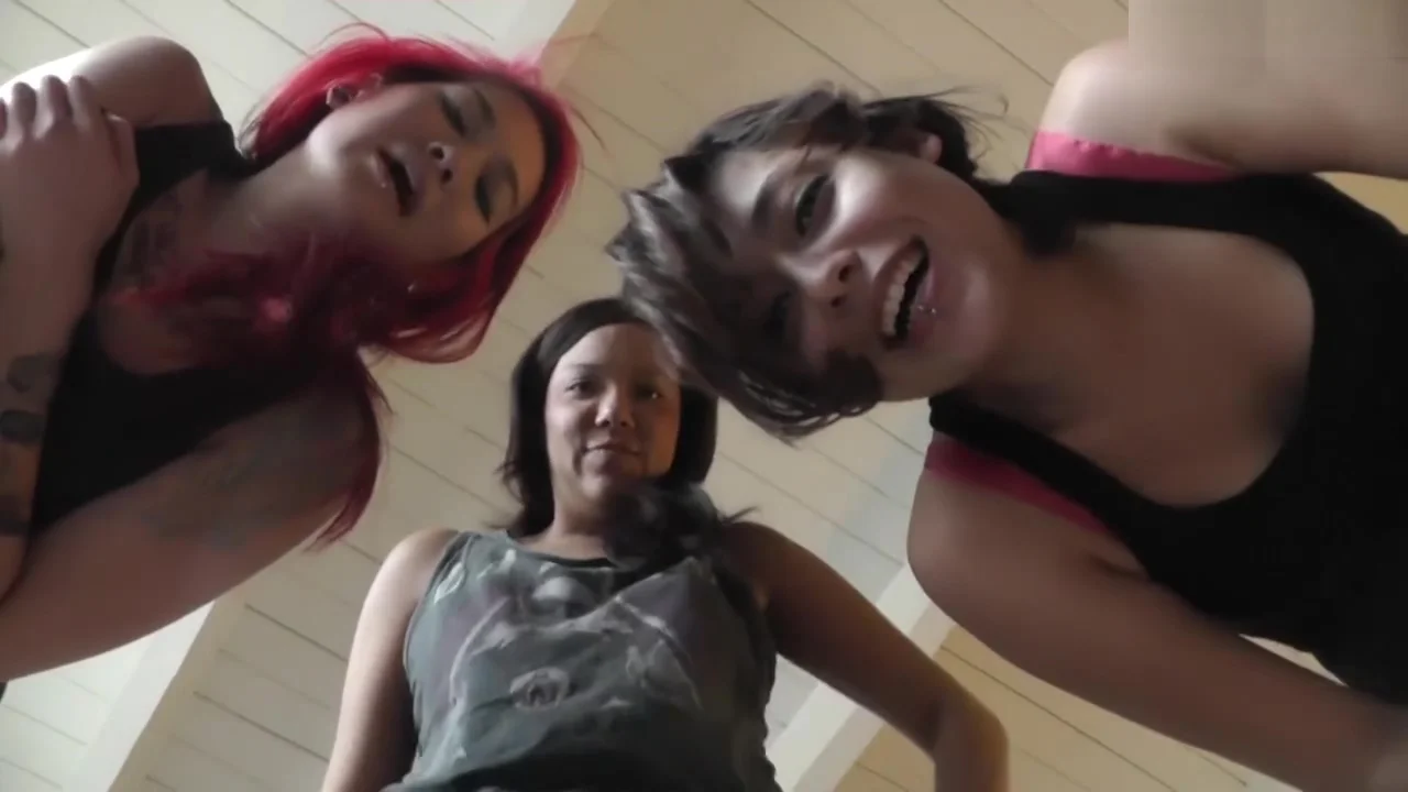 Giantesses lets them smell her feet