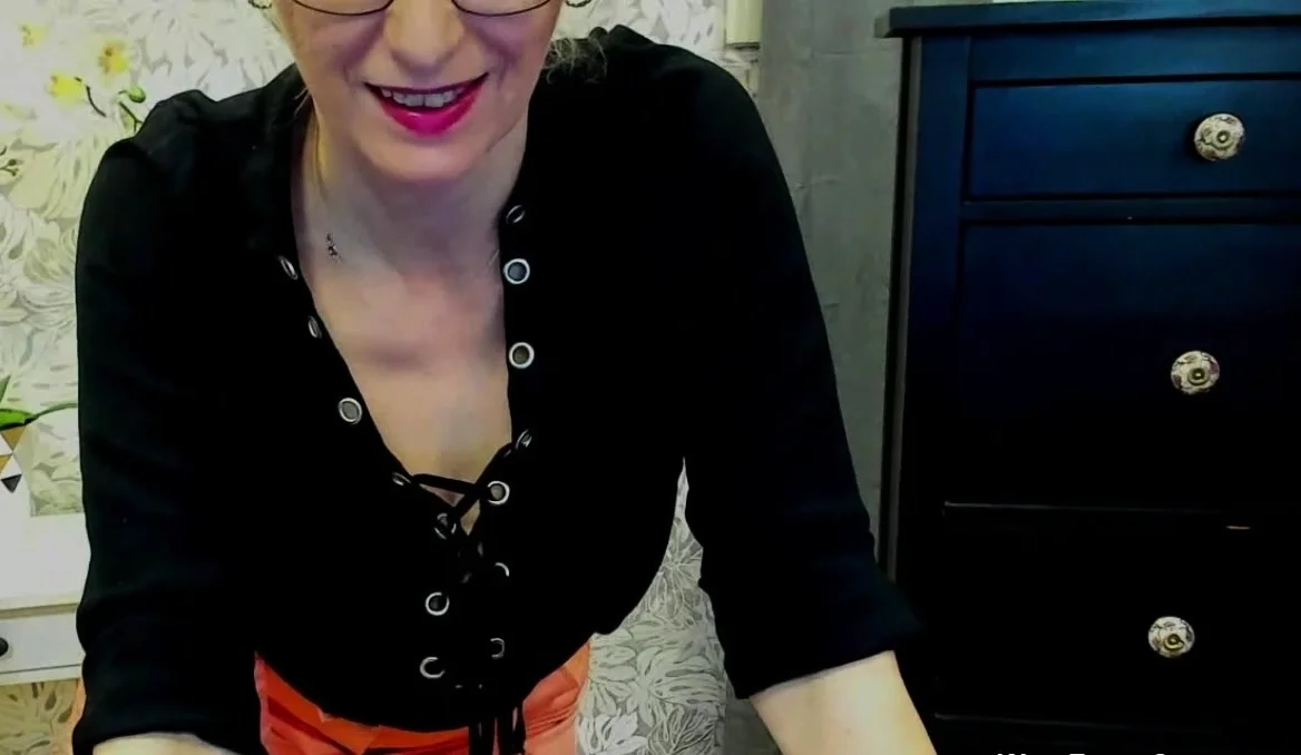 Blonde German amateur MILF LUXvanessa flashing cleavage
