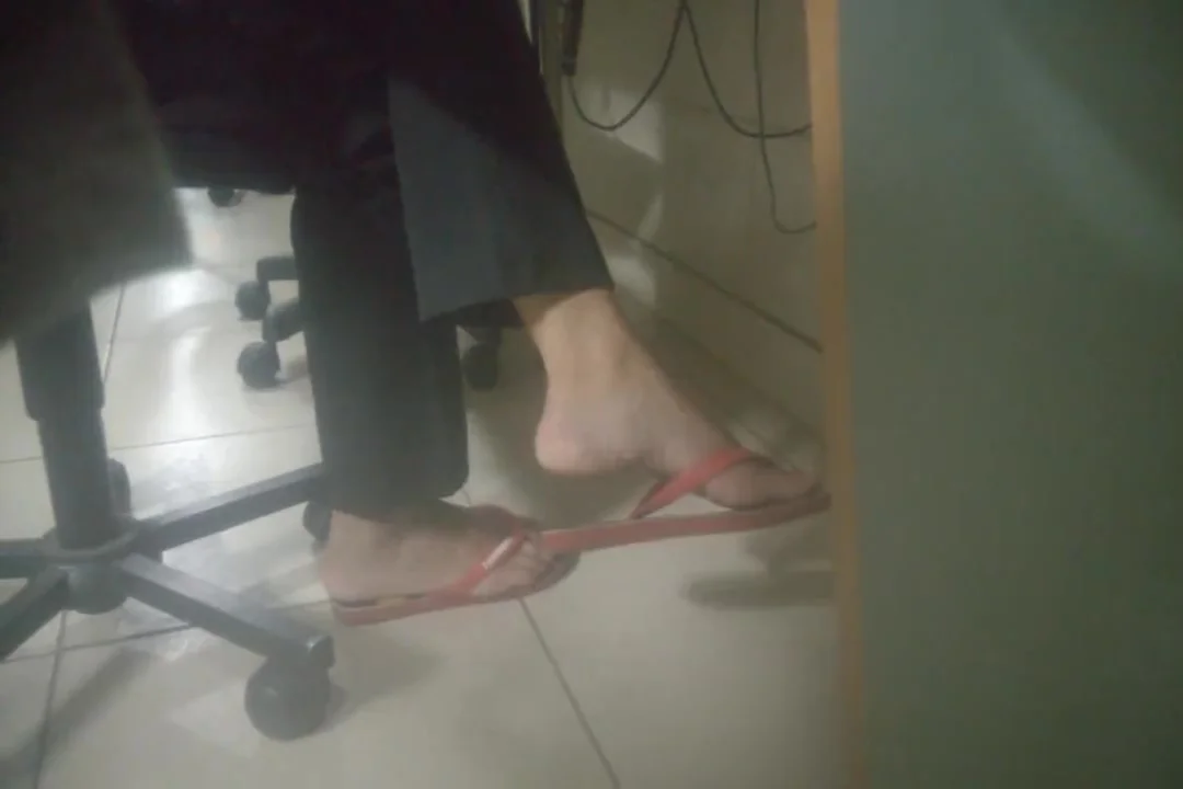 Candid Foot in college - faceshot - Feet 38