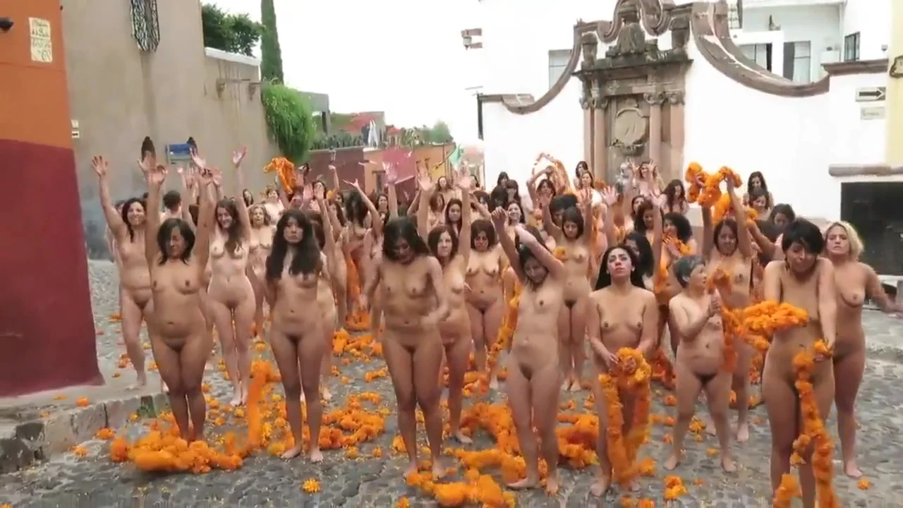 100 Mexican nude women group