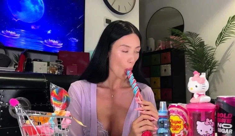 MeiLee ASMR - Beautiful Asian Sucks Lollipop