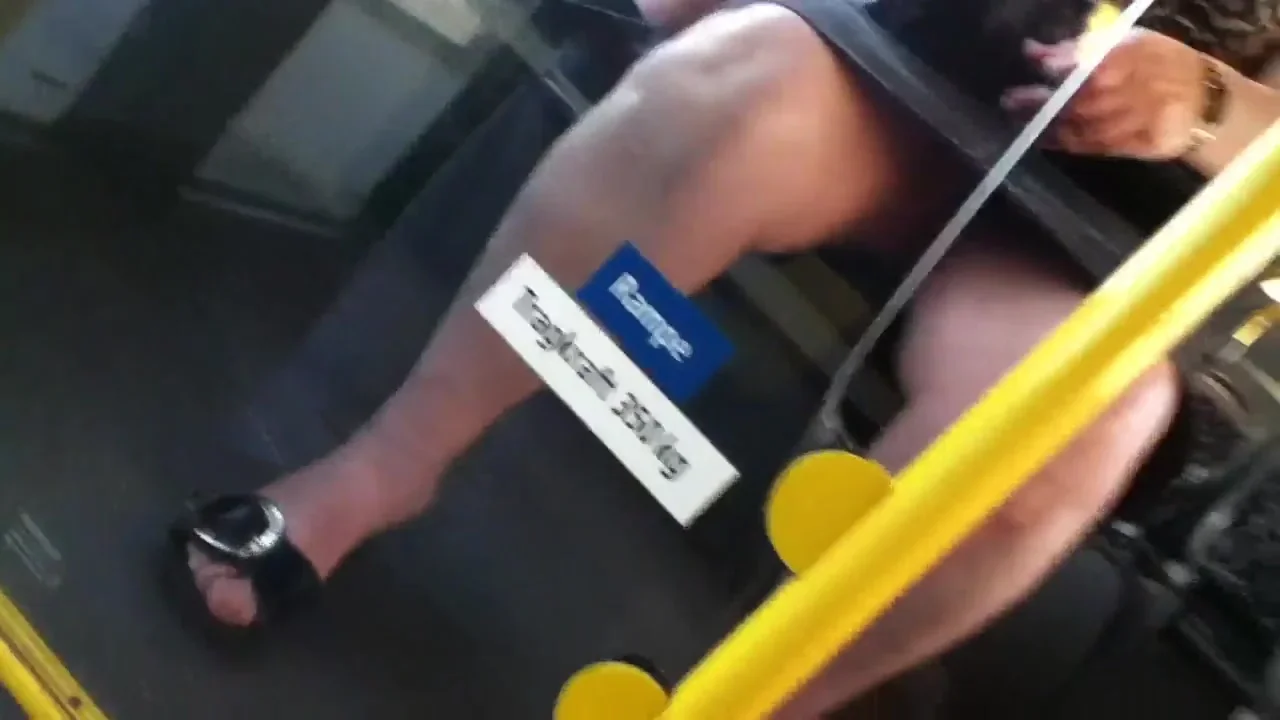 filmt Dame im Bus zwischen den Beinen