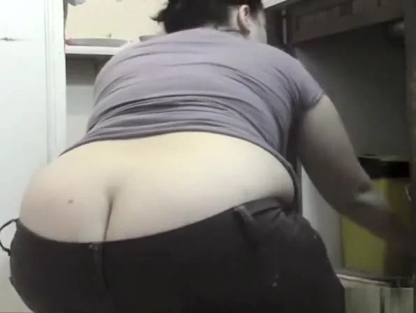 Chubby wife big ass butt crack exposed