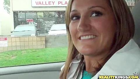 Brunette Hollie Monroe sucks Voodoo in the car