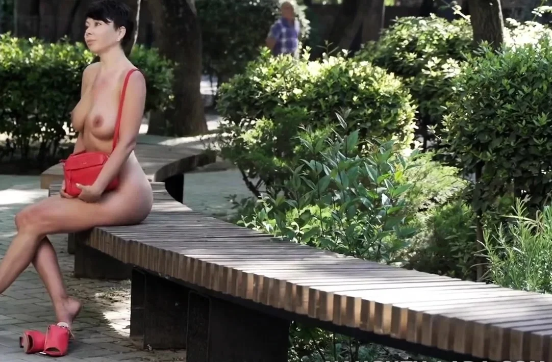 naughtylada fully nude walking