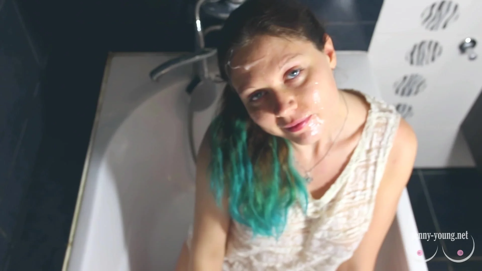 Cutie Girl Does Blowjob And Takes Golden Rain In The Bath
