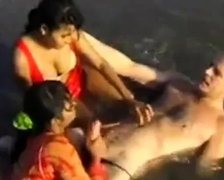 2 Indian girls with white guy in beach have fun blowjob..