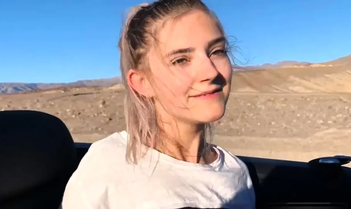 Public Teen Sex in the Convertible Ca