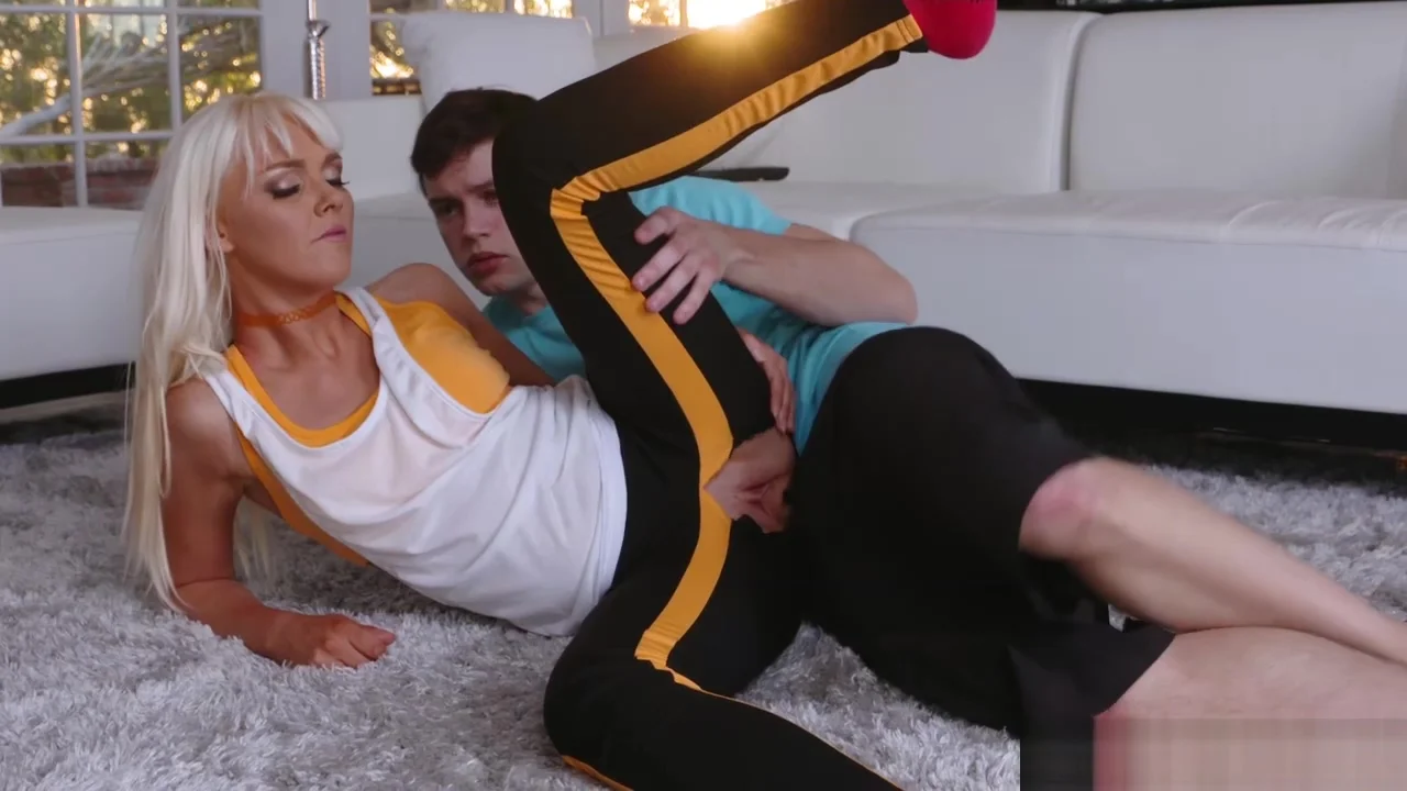 Alex fucks Marie McCays pussy doggystyle in her ripped leggings