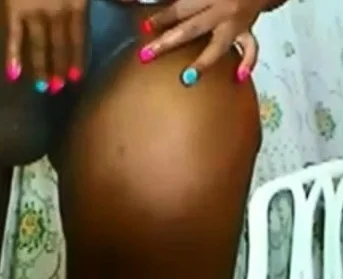African slut on webcam dancing,fingering her gran culo ass!