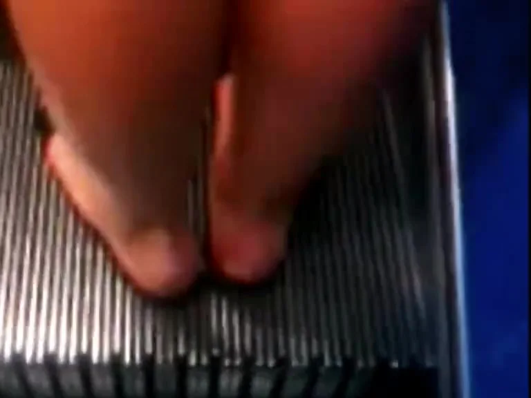 Feet on an escalator - Rolltreppenfuesse