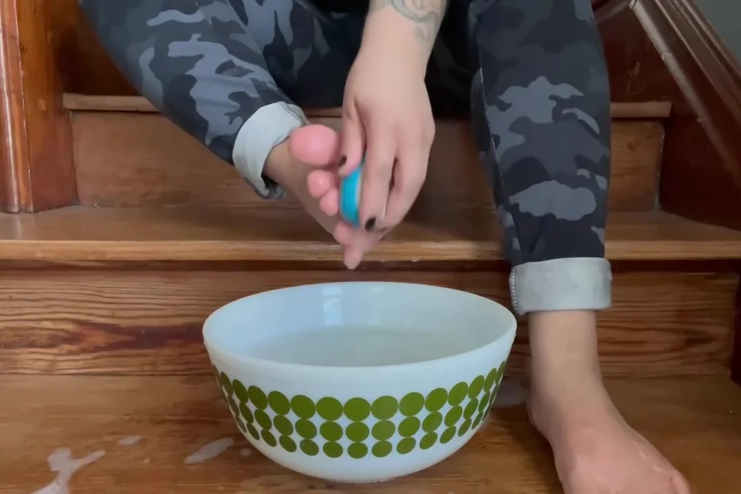 Findom/femdom Preparing Her Feet For Some Loser