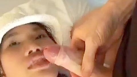 2 junior Thai whores sucking cock