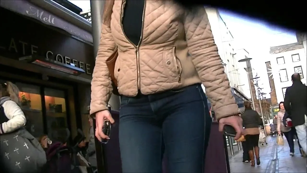 Candid hot blonde milf in tight blue jeans
