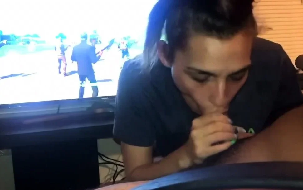 FORTNITE PLAYER GETS BLOWJOB FROM HOT BRUNETTE IN BDSM SESSI