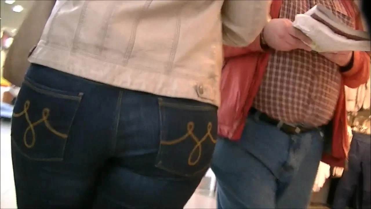 Candid big ass blonde milf in jeans