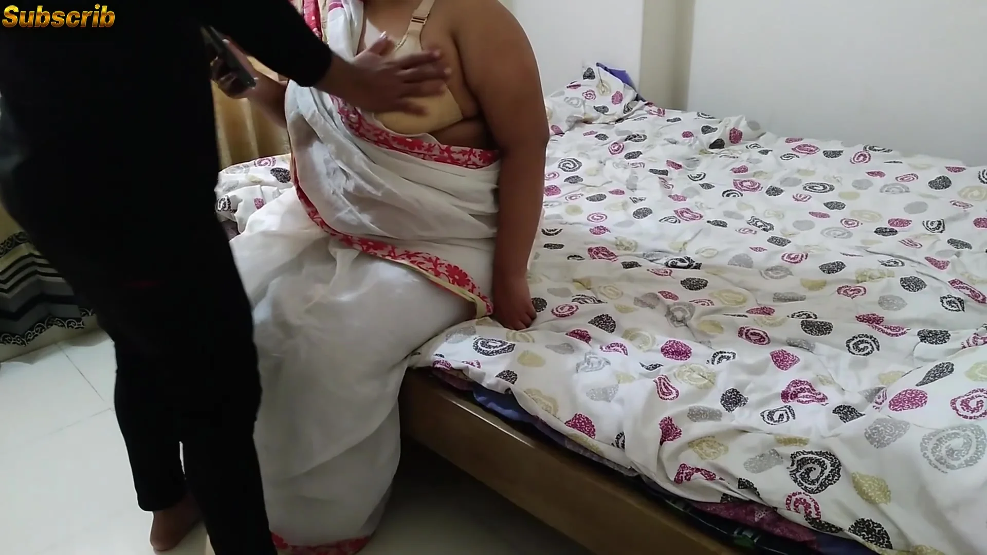 (selfie Lete Hue Indian Hot Jabardasti Chudai) Neighbor Stripping Her Saree & Fucked In Bed