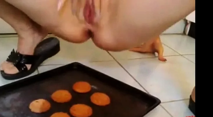 SniffyPanty - Squirting on freshly baked cookies