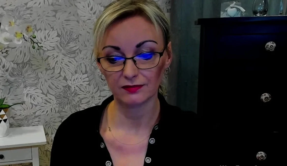 German MILF flashes breasts on solo webcam show