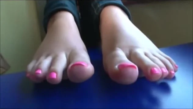 Une pute de Montreal fait un footjob a un americain - Quebec Porn