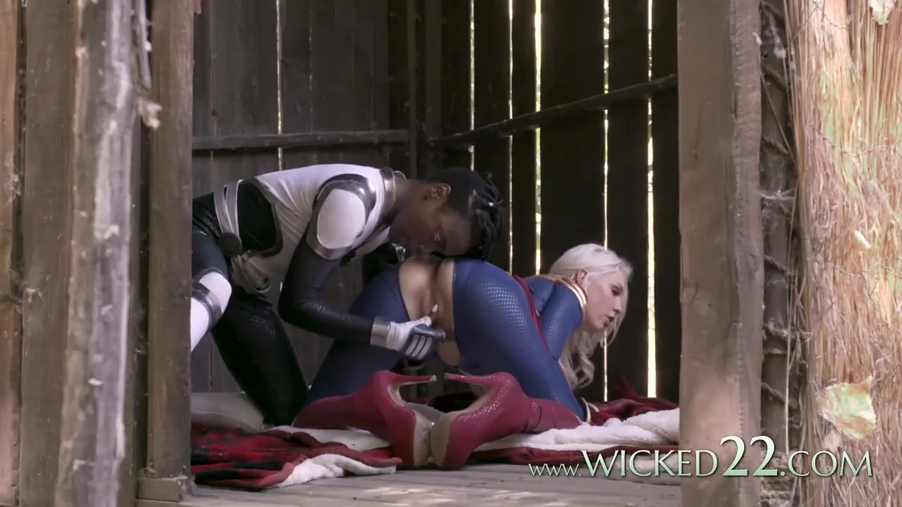 And Two Interracial Lesbian Babes Eating With Captain Marvel