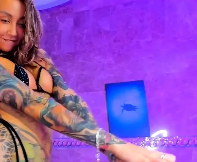Tattoo girl bath show