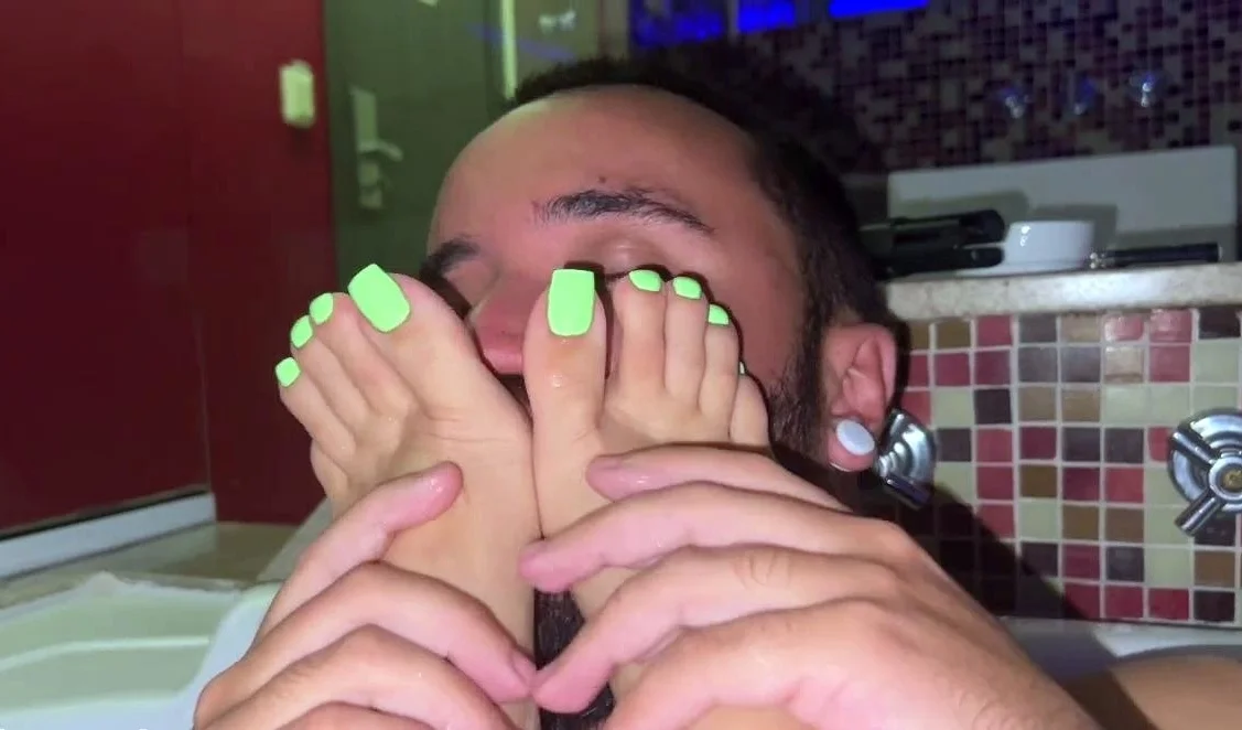 Mistress Lohan - Goddess Lohan - Worship My Feet While I