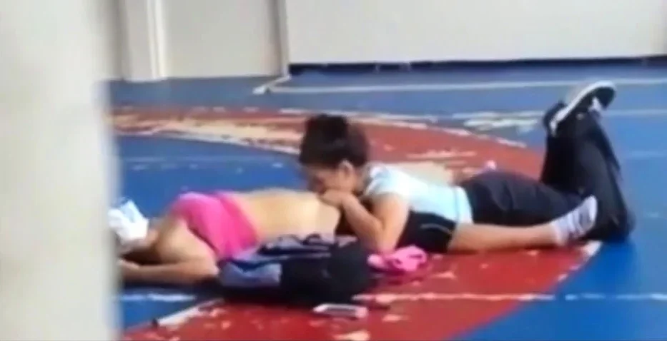 deux coquines surprise au gymnase