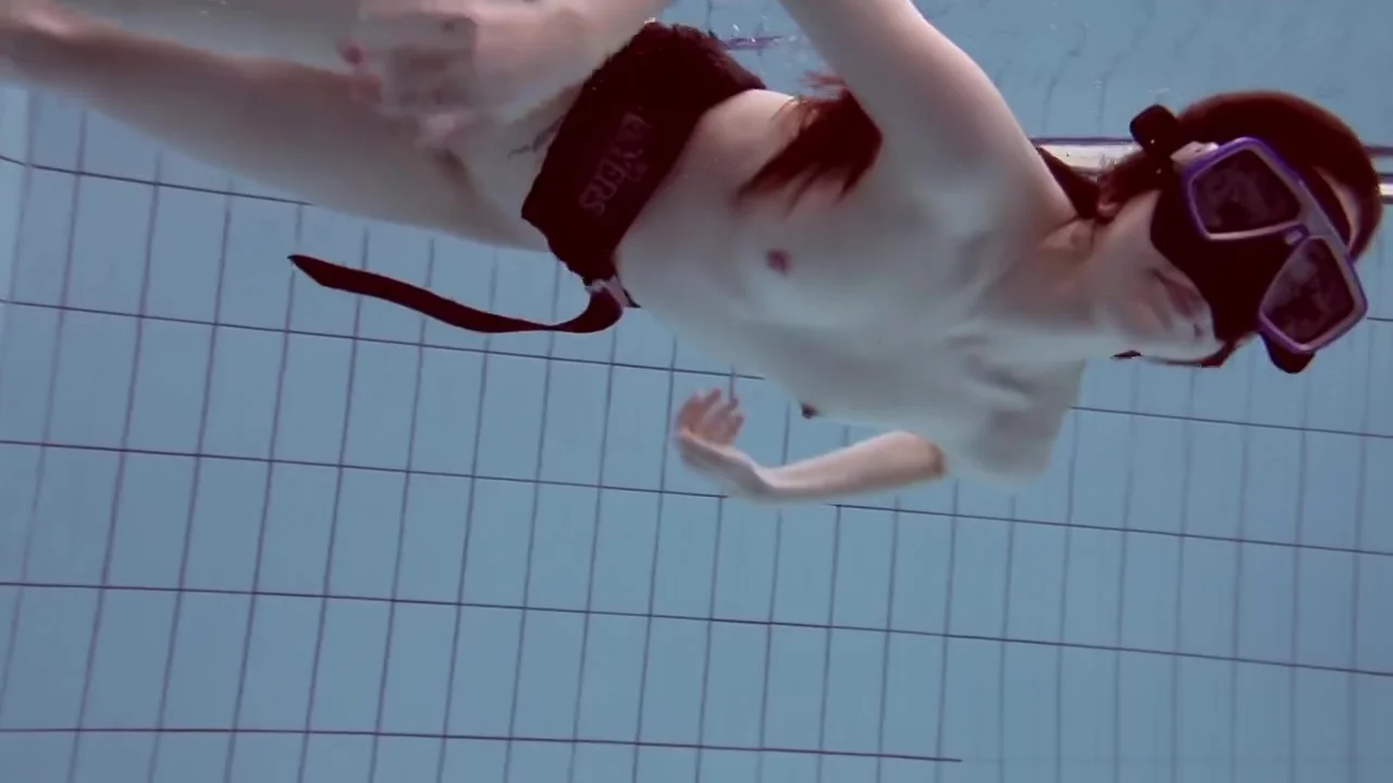 Cheh sexy redhead naked swimming