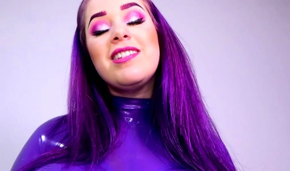 Gaping ass fisted by a solo playing babe