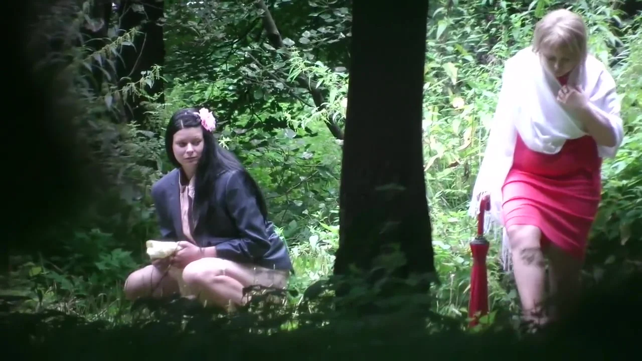 Girls pee outdoor voyeurr ( gizli cekim )