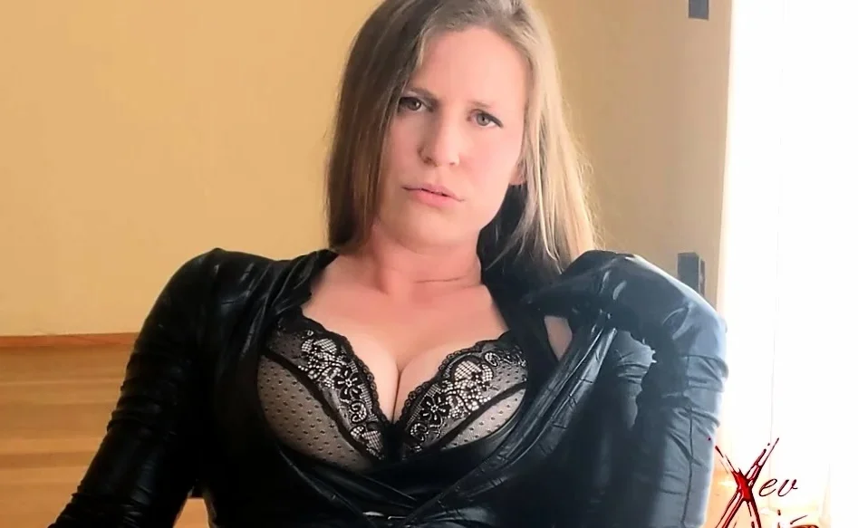 Milf babe loves masturbating