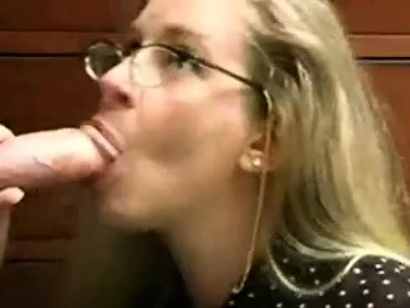 Innocent looking MILF gets an oral creampie