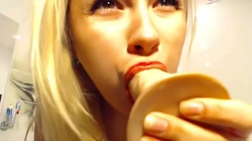 Webcam blonde babe playing with dildo
