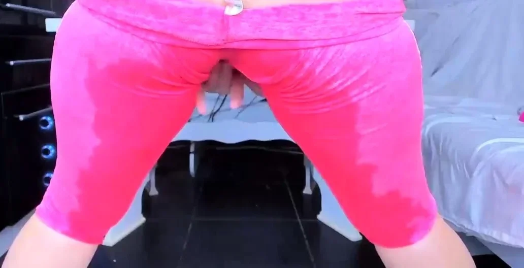 Bubble Butt PAWG Soccer Mom Soaks Yoga Pants In Squirt