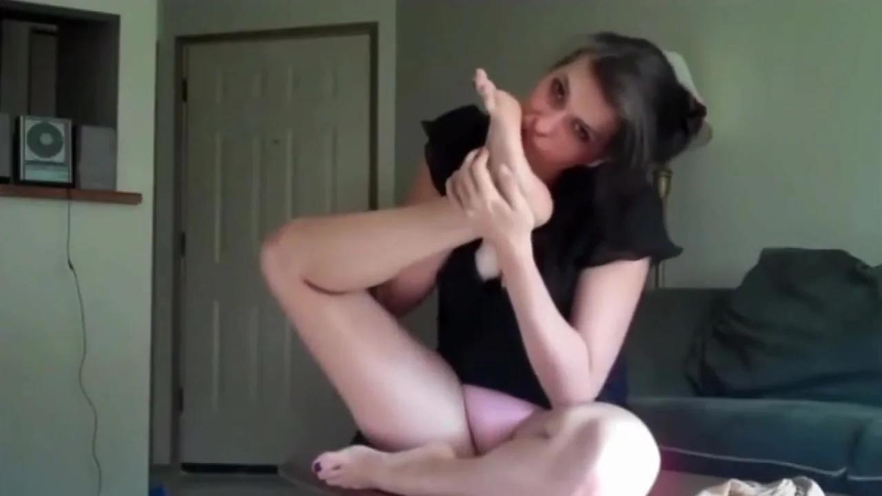 Self feet sniff