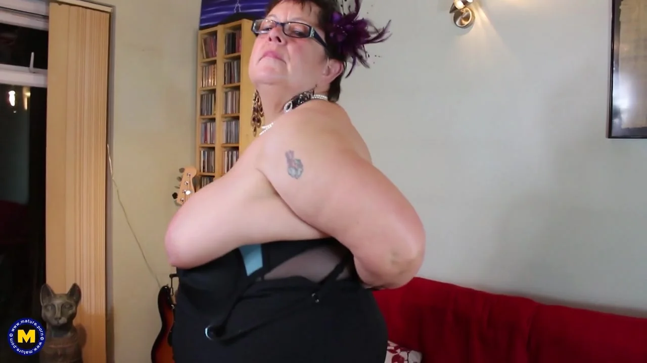 Mature Woman Shows Her Big Ass And Enormous Tits - MatureNl
