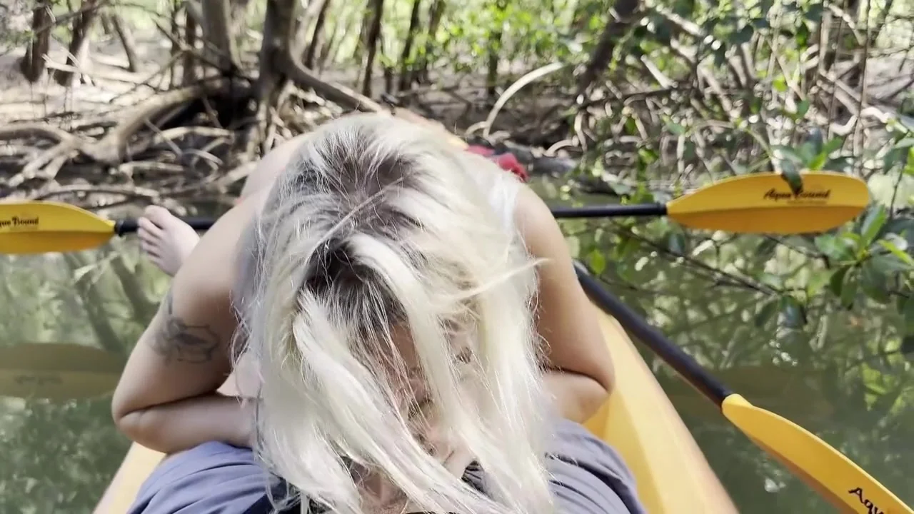 Bedste Blowjob Pa Kajaken Med Hot Værelseskammerat Alexa Midt I Jungler Mens Du Rider