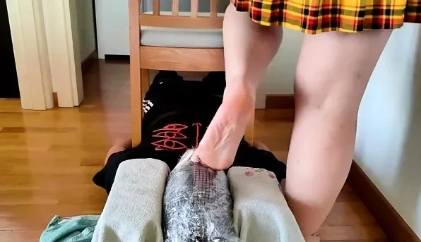 Miss ZetaMoon - The Slave Blackout Foot Gag Challenge