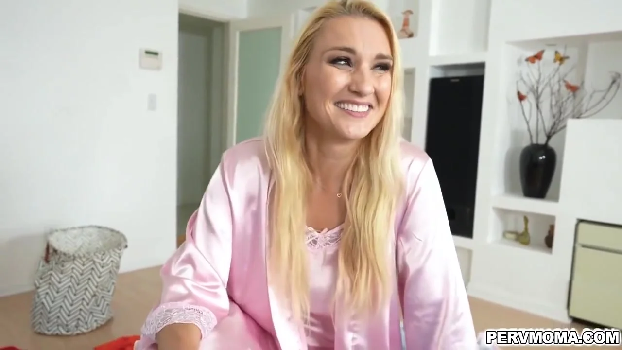 Julia S, Julia Robbie And Perv-Step mom - Alex Earned Points To Play Natural Titties