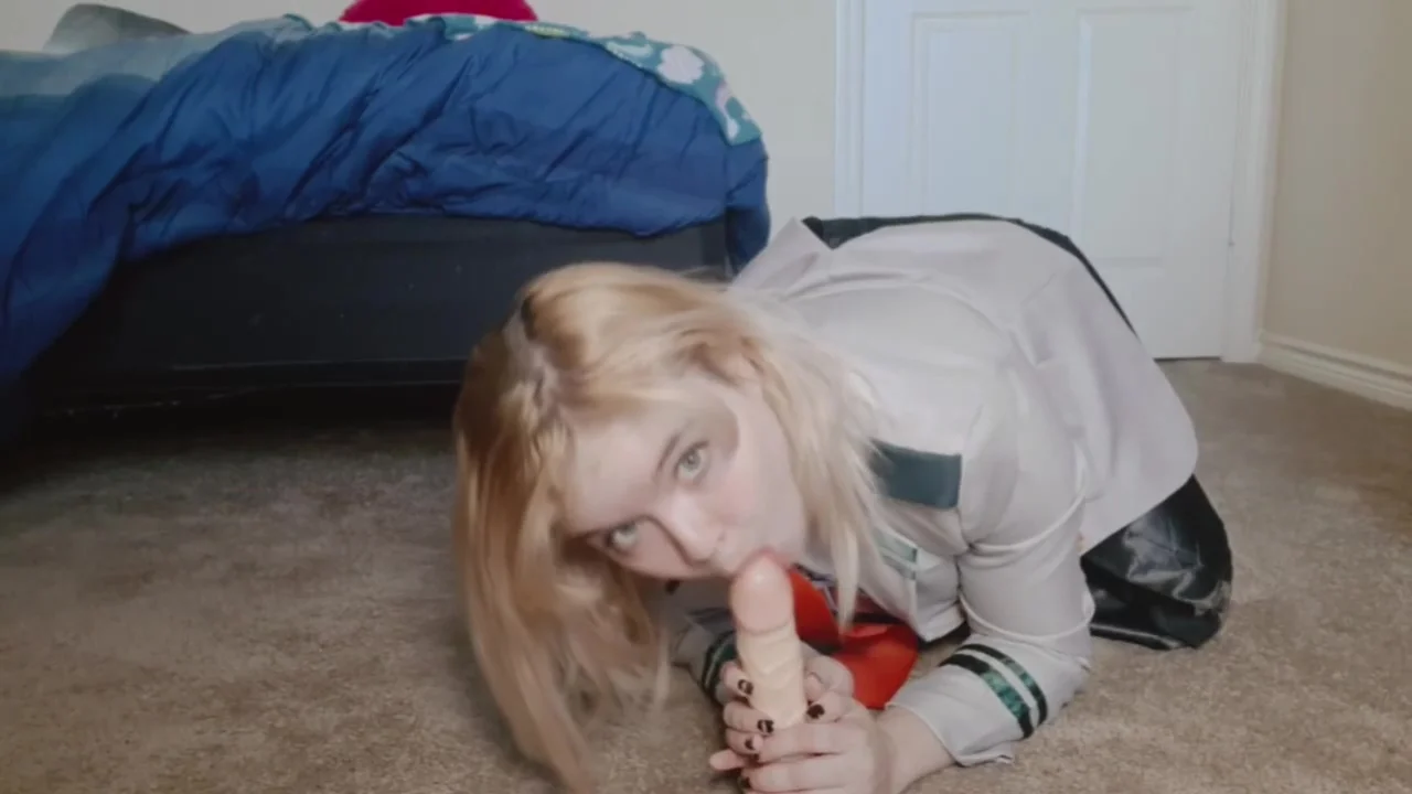 Blonde with big ass came home to masturbate (cosplay)