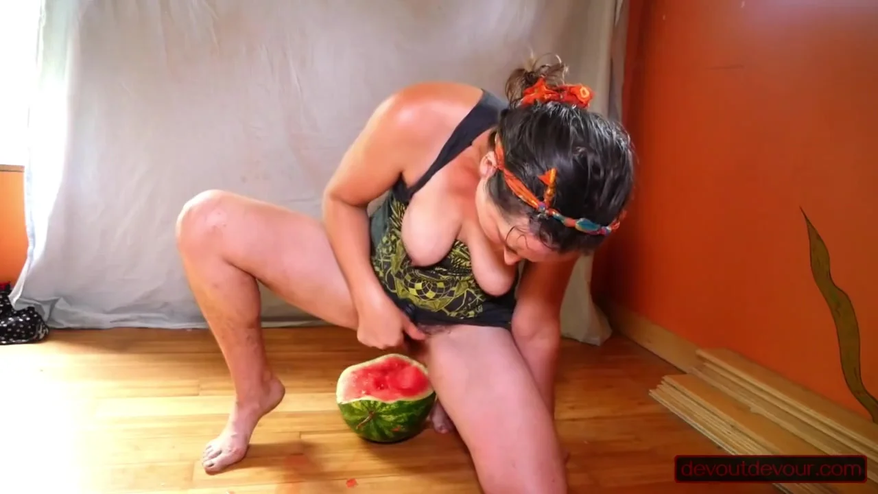 Solo Pussy-loving Milf Licks Fists Squirts On Watermelon Eats Squirt Messy!