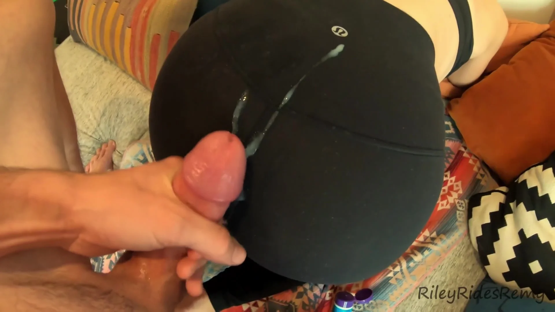 Worshiping Step Sisters Perfect Bubble Butt After Yoga Class & Cumming On Her Lululemon Yoga Pants