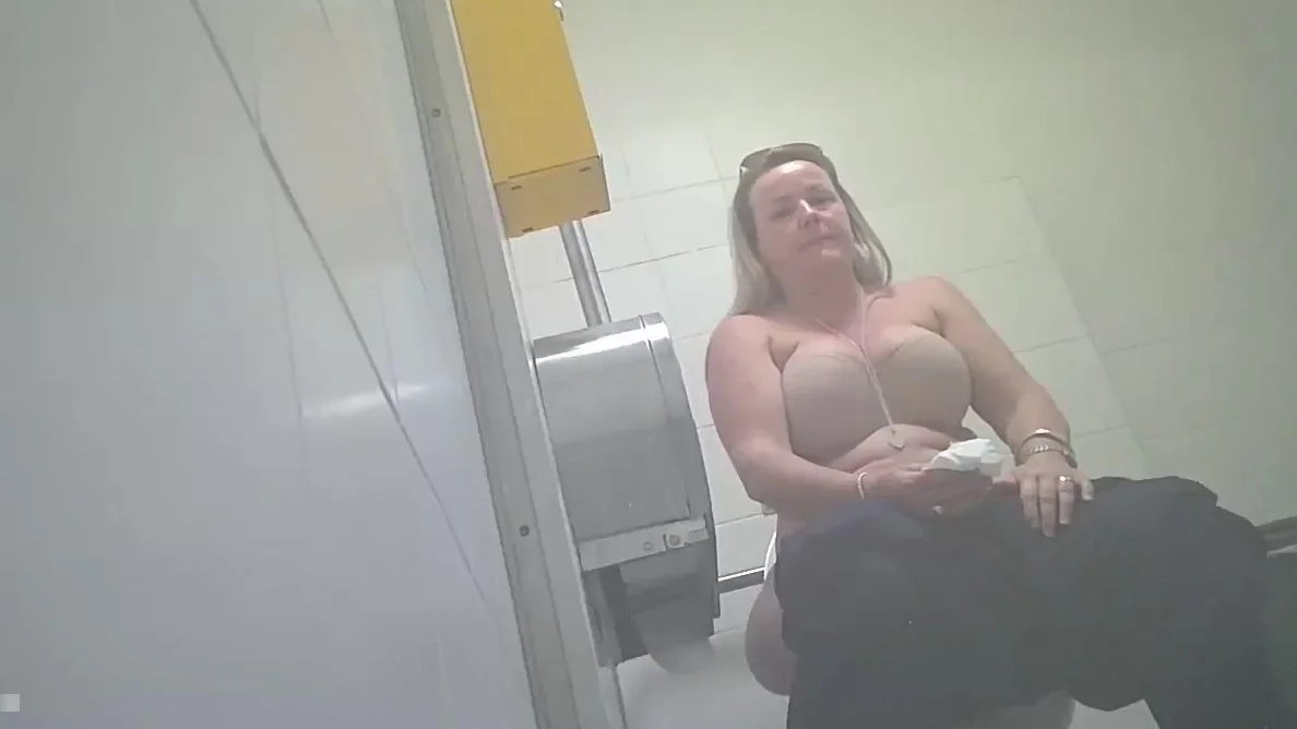 Mature piss 1