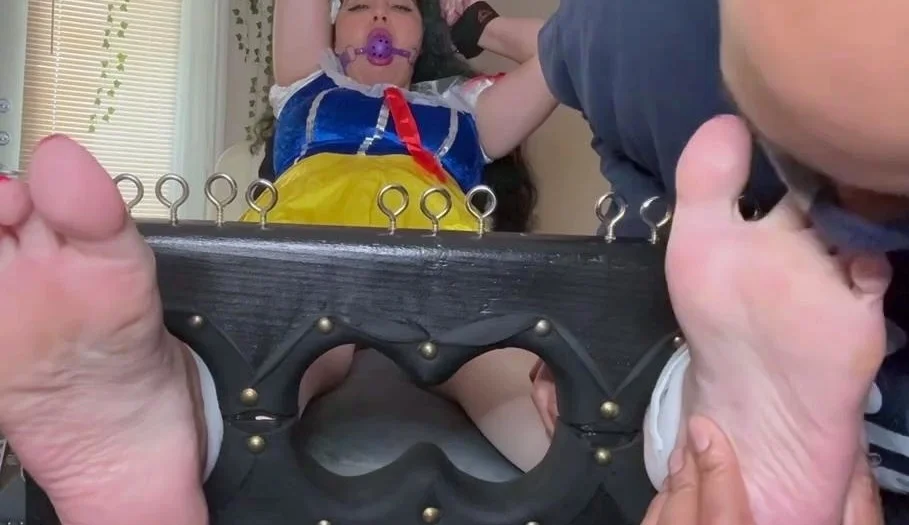 Snow White Did: Foot Worship And Tickling - Ft Goddess