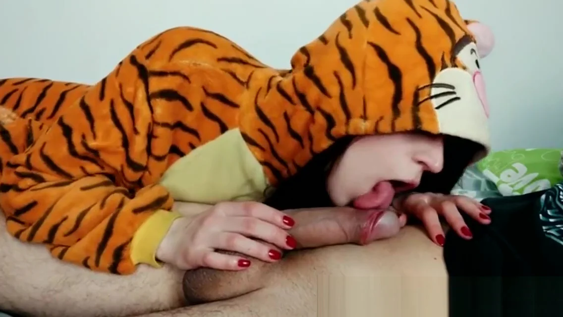 in pajamas licks and sucks shaved dick! Homemade blowjob with step sister