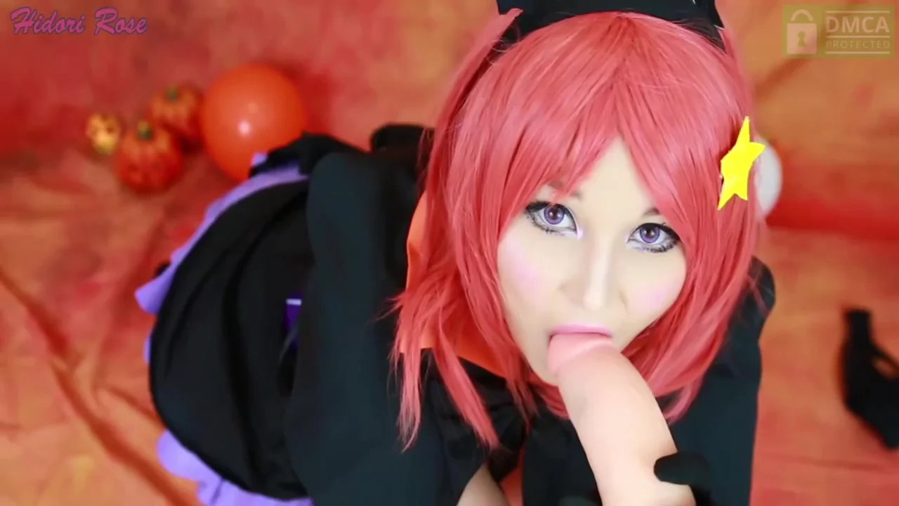 Hidori Maki Nishikino is stimulating her pussy in many ways and eagerly sucking her huge dildo