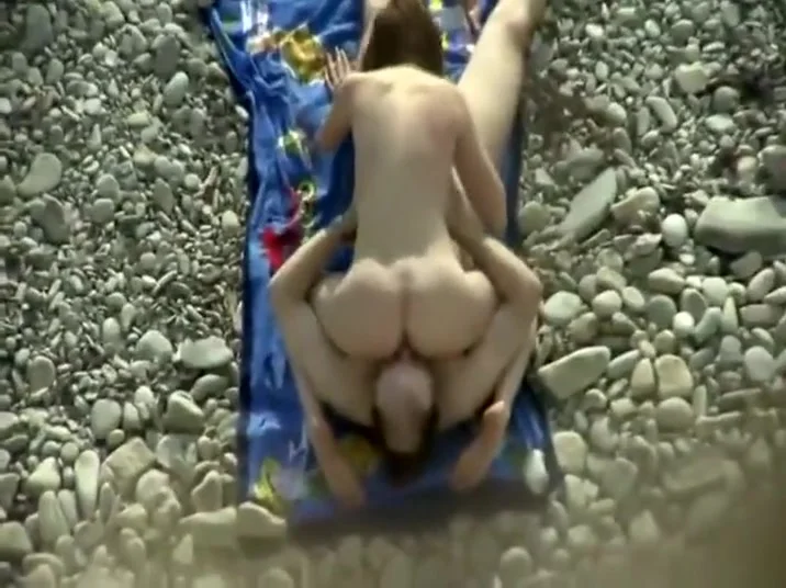 Sixty nine pose spied on the beach
